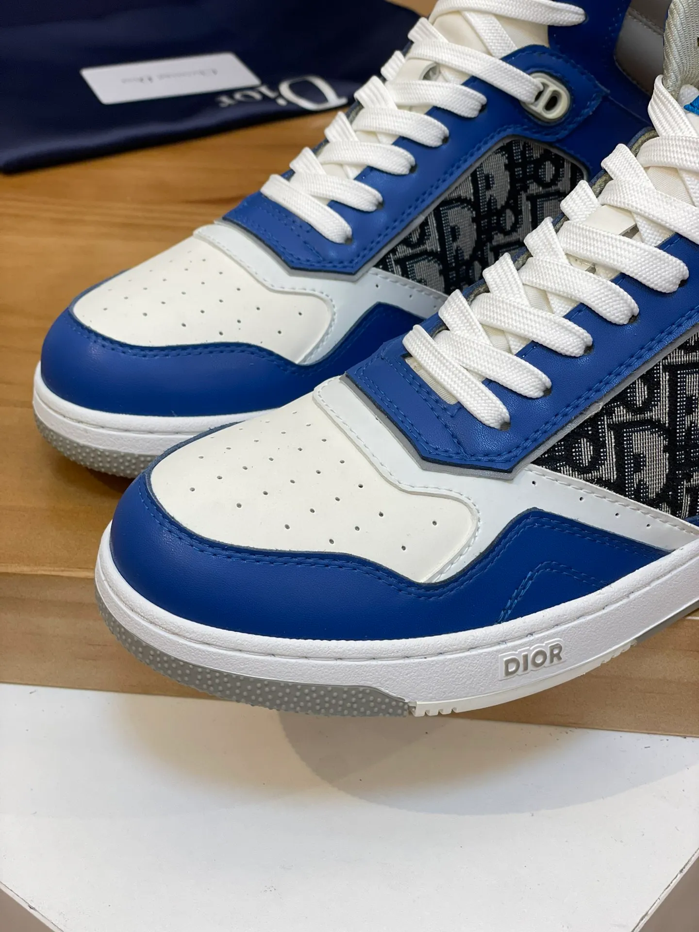 Men's shoes: 💰P460¥ Product trademark: Dior* "Dior*" high-top casual shoes Regular size: 38-44 (can be customized to 45.46) Product materials: Upper imported cowhide stitched with original fabric, breathable lining, original outsole. Number: 1006